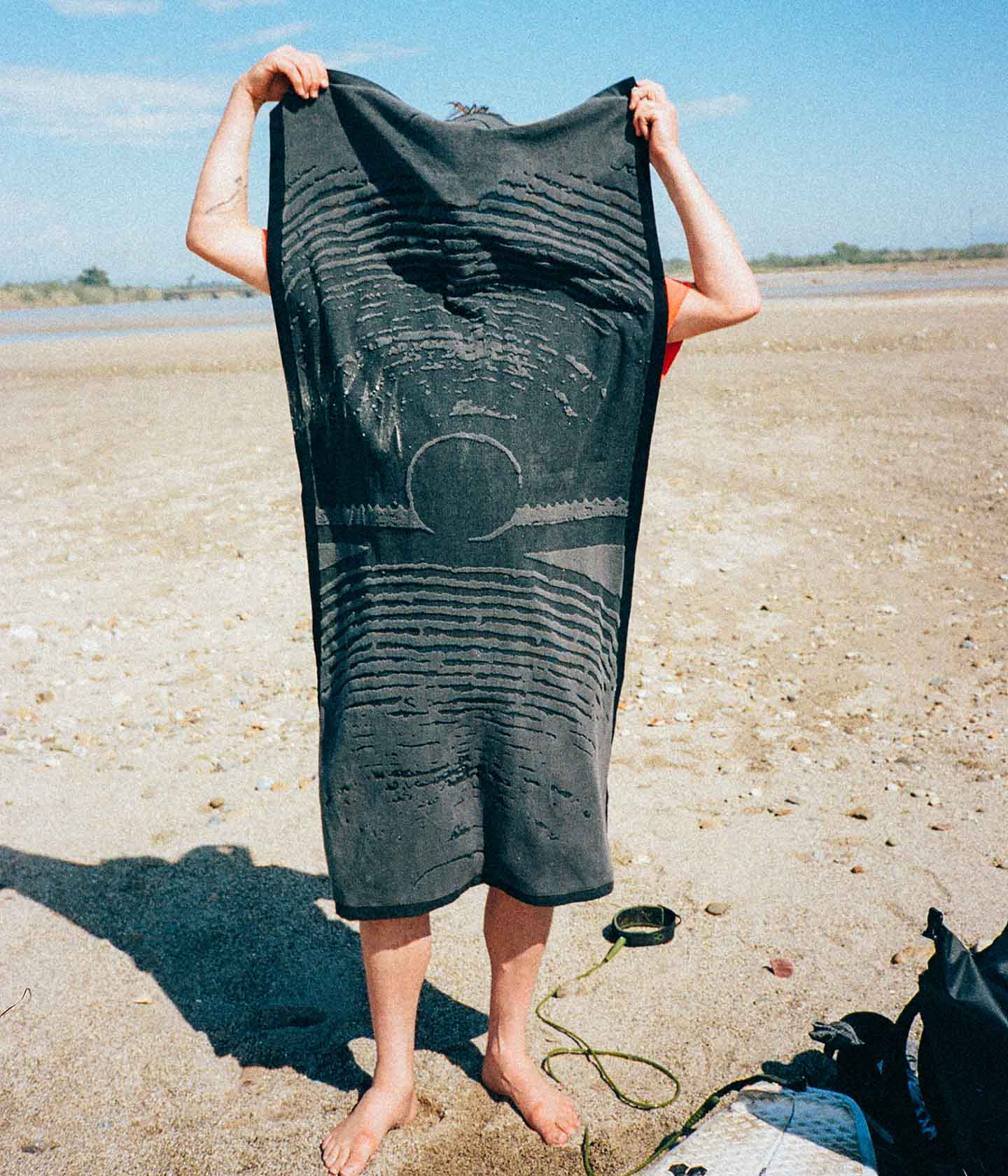 CRUX BEACH TOWEL // BLACK CHARCOAL